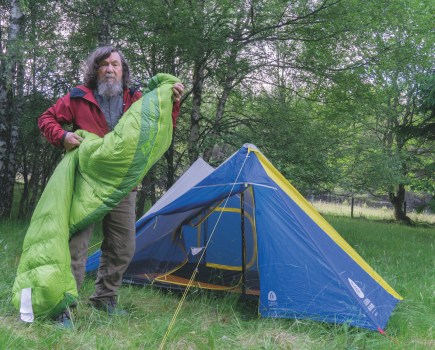 Chris Townsend demonstrates how to choose a sleeping bag.