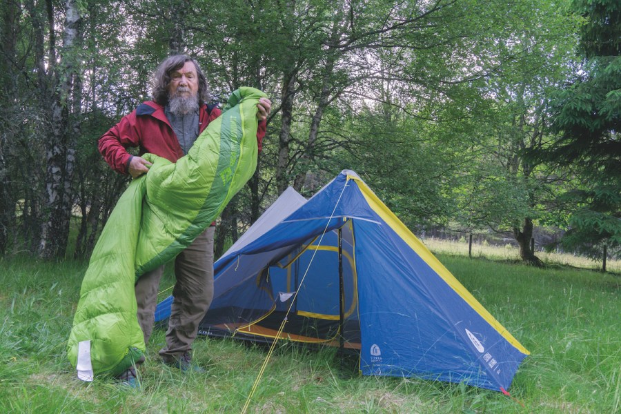 Chris Townsend demonstrates how to choose a sleeping bag.