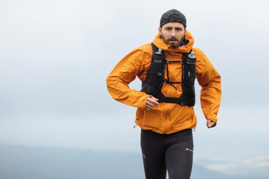 Ultralight runner Simon Roberts running