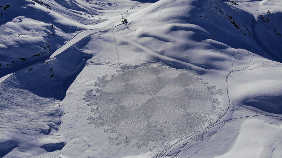 An example of snow art created by Simon Beck