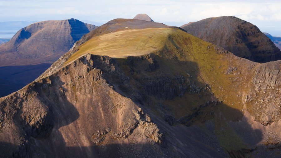 Beinn-Eighe_The-grassy-ridge-leading-to-Ruadh-stac-Mor - Best scrambling routes