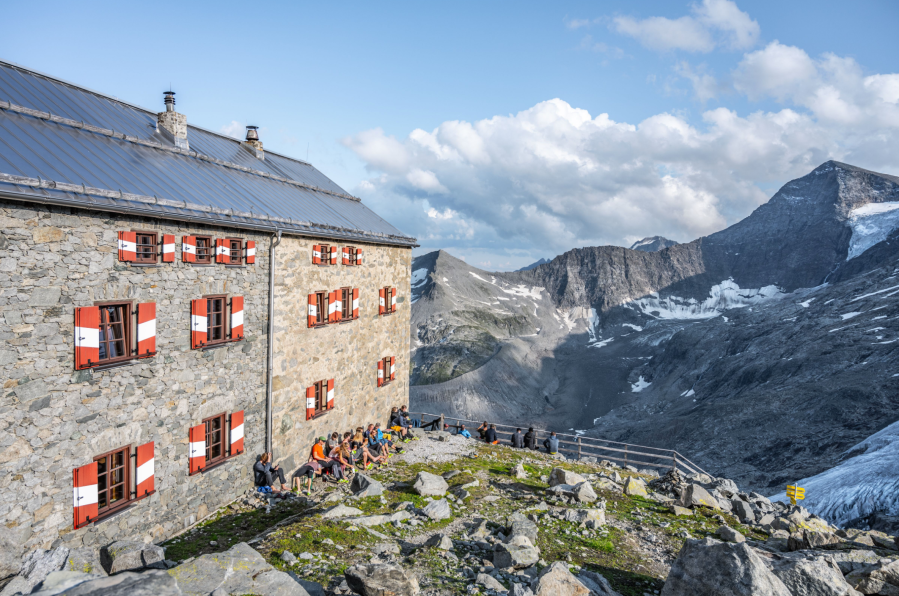 Walkers on the Venediger Trail