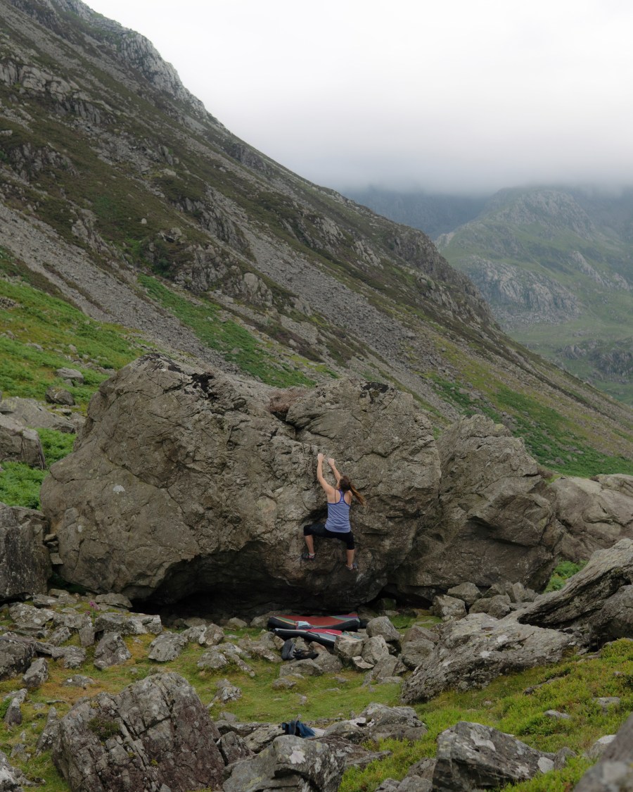 Hannah Morris bouldering in North Wales, Credit_Nathan Betts