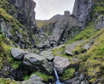Looking up to the leaning pillar of Crinkle Gill
