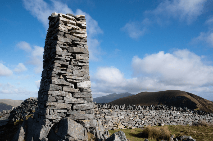 Nantlle (Obelisk on Mynydd Tal-y-mignedd -02).jpg