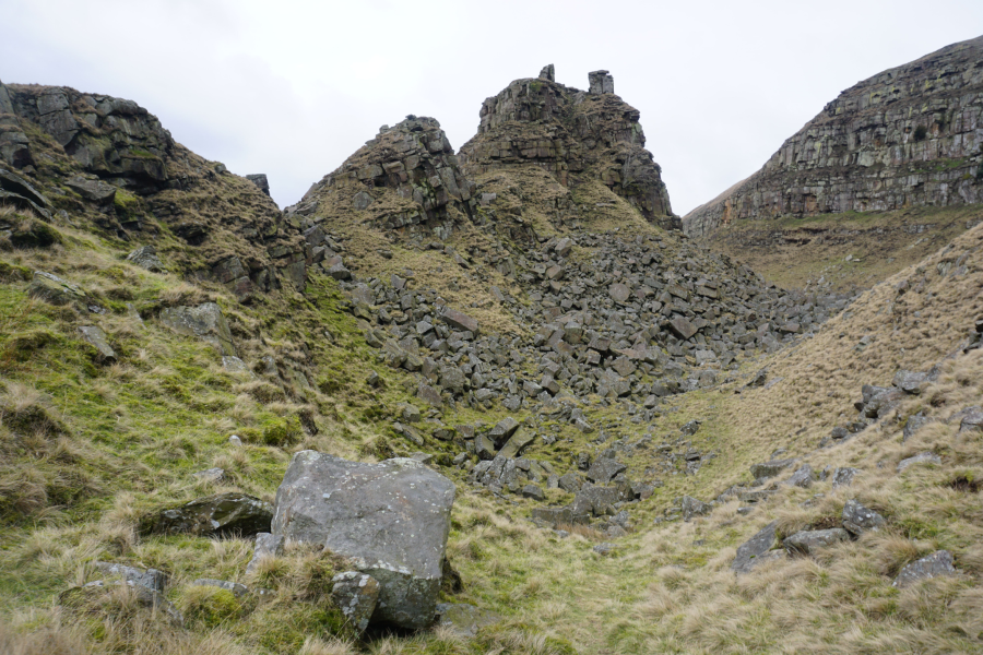 Gritstone boulders to the right of Little Moor, Alport Castles