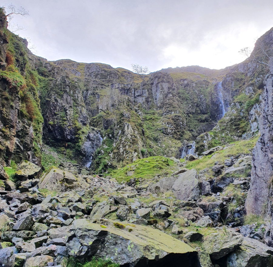 The intimidating amphitheatre Escape may be possible up the central prow