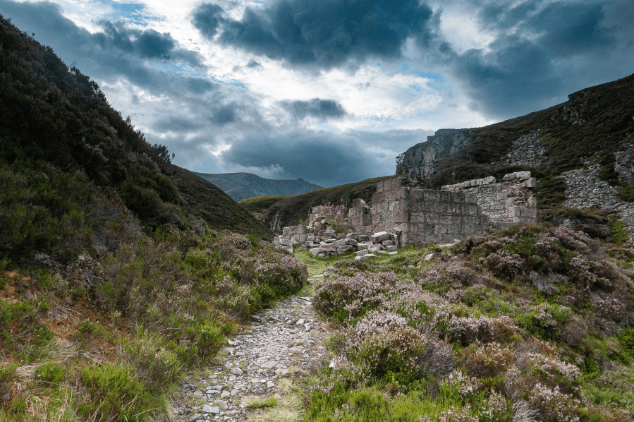 Carn liath 04_The ruins of Slugain Lodge with A' Chioch of Beinn a' Bhuird ahead.jpg