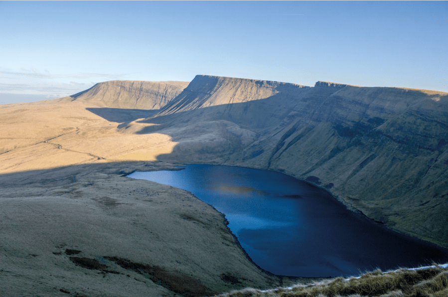 Llyn y Fan Fach, Picws Du, Fan Brycheiniog.jpg