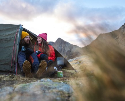 a couple using the MSR Tindheim 2