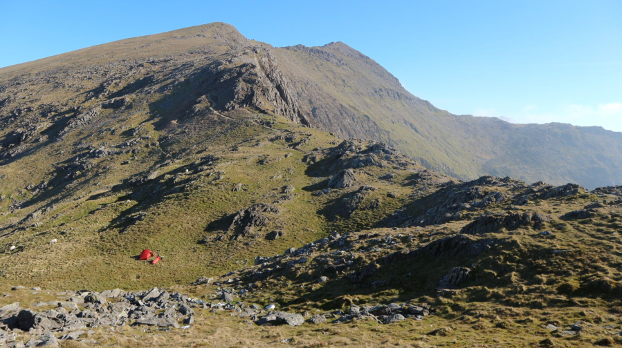 Bwlch Main - Will's tent and sleeping bag drying out in the morning sun.JPG