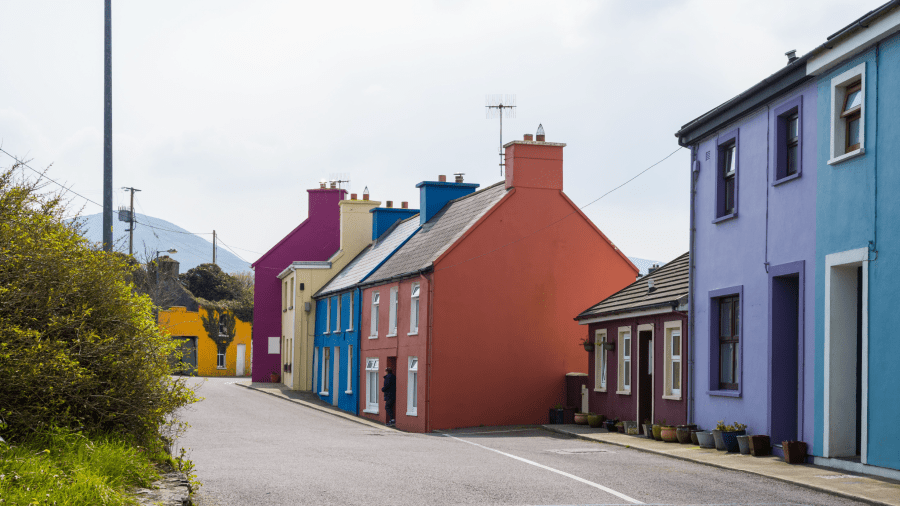 28 The colourful main street of Eyeries on the Beara Way.