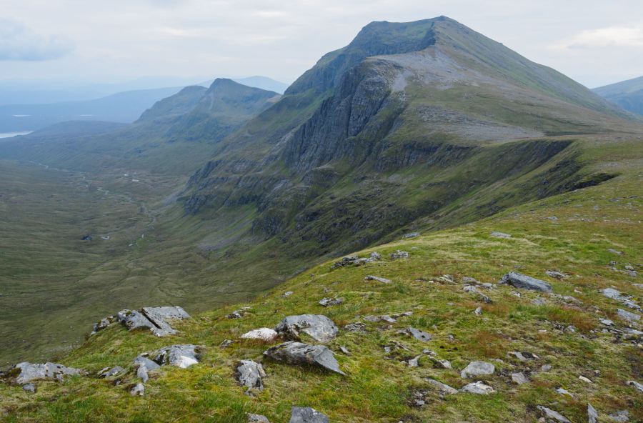 The Fannichs - The view south to Sgurr nan Clach Geala.jpg