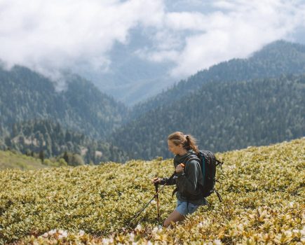 woman hiking - how to choose the right hiking poles - pexels-photo-4762675