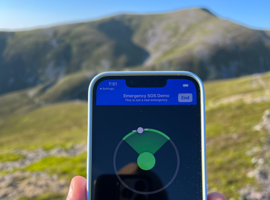 the best smartphones for the outdoors - iPhone 14 acquiring satellites