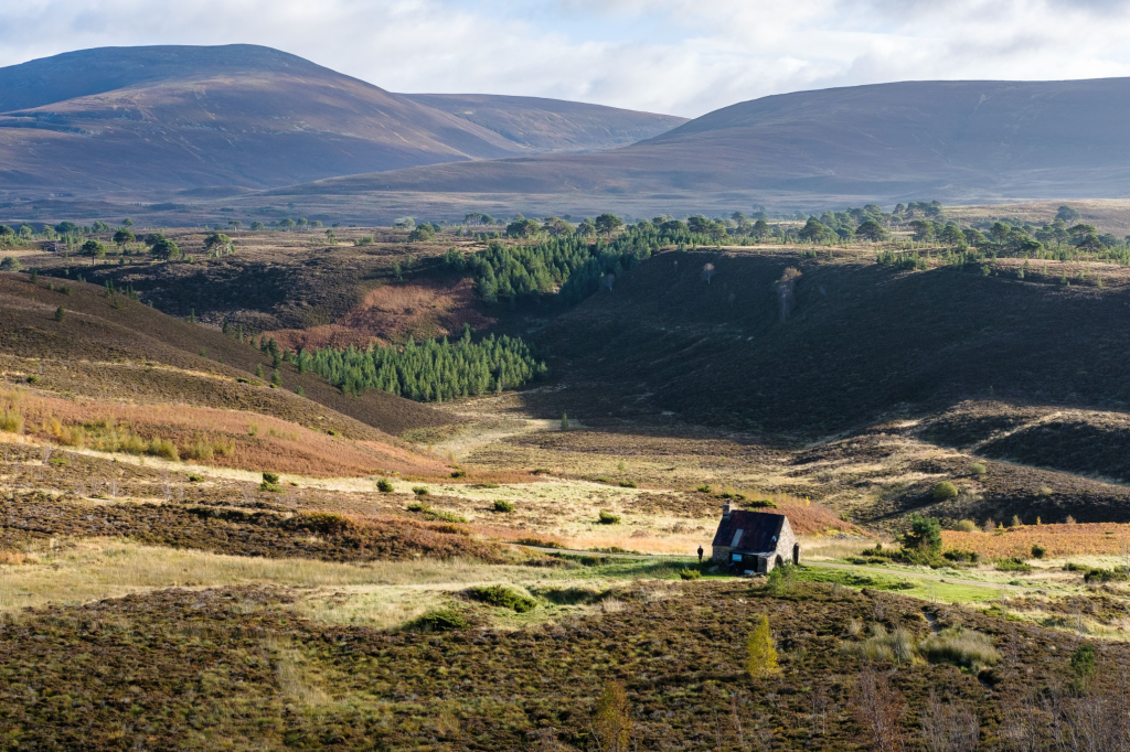 10 A wider view of the bothy from the route up to the summit