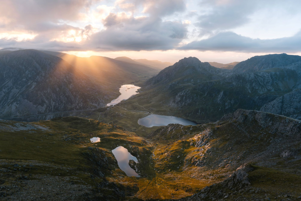 Mighty Tryfan looms over Ogwen valley in Eryri/Snowdonia. Credit: Hollie Harmsworth, Wanderlust British & Irish Isles, gestalten 2023