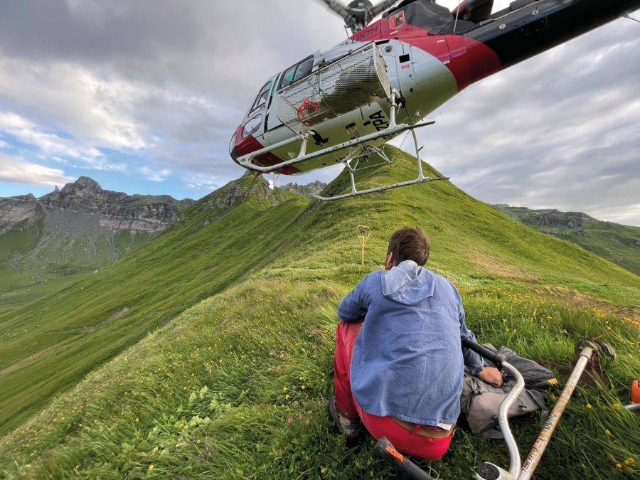 The skilled helicopter pilots were able to touch down on narrow passes - Glarus Alps