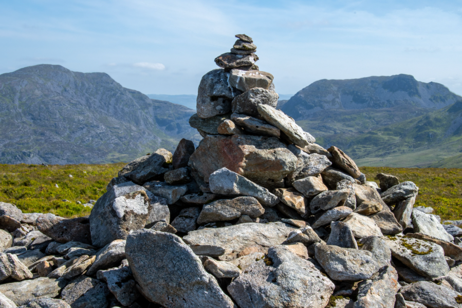 Cairn on Moelfre with Rhinog Fawr _ Rhinog Fach
