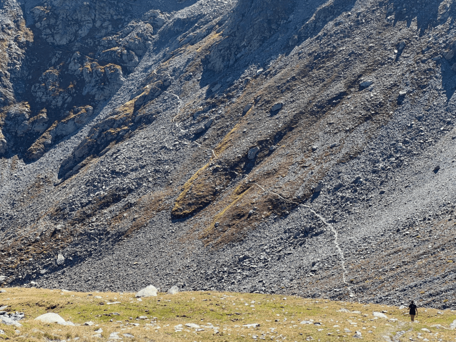 5 Falling rocks are a potential hazard on a few slopes, such as the ascent up to Pas des Chevaux near the Italian border