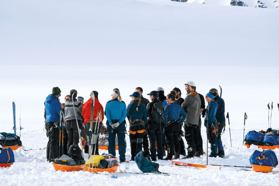 9.Each morning, the guides held a meeting to discuss the day’s route and obstacles